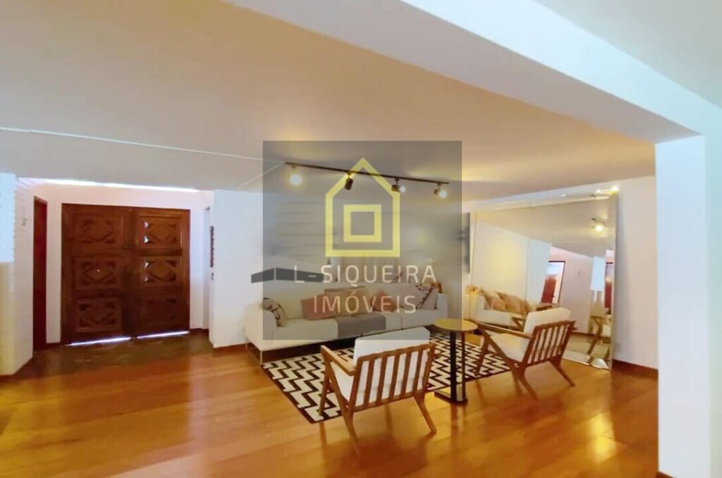 Casa a venda no Alto de Pinheiros, 460m² com 4 dormitórios (4 suítes) e 6 vagas de garagem.