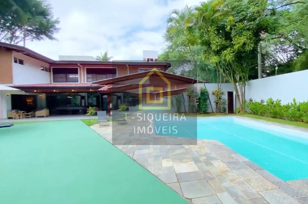 Casa a venda no Alto de Pinheiros, 460m² com 4 dormitórios (4 suítes) e 6 vagas de garagem.