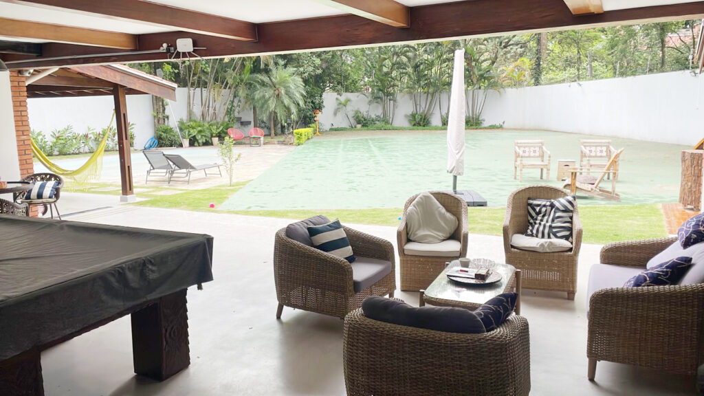 Casa a venda no Alto de Pinheiros, 460m² com 4 dormitórios (4 suítes) e 6 vagas de garagem.