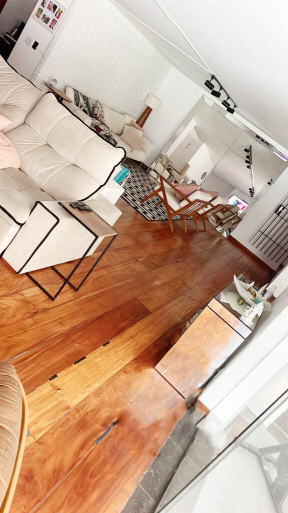 Casa a venda no Alto de Pinheiros, 460m² com 4 dormitórios (4 suítes) e 6 vagas de garagem.