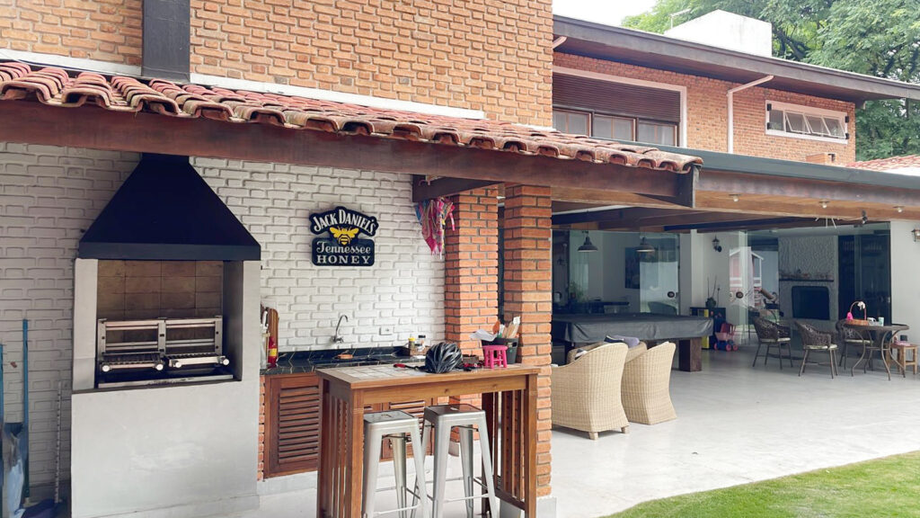 Casa a venda no Alto de Pinheiros, 460m² com 4 dormitórios (4 suítes) e 6 vagas de garagem.