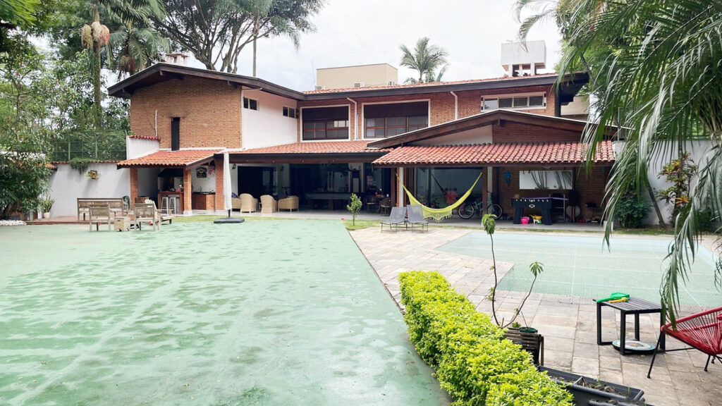 Casa a venda no Alto de Pinheiros, 460m² com 4 dormitórios (4 suítes) e 6 vagas de garagem.