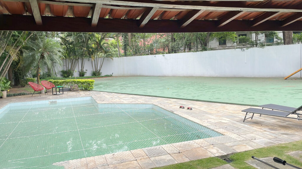 Casa a venda no Alto de Pinheiros, 460m² com 4 dormitórios (4 suítes) e 6 vagas de garagem.