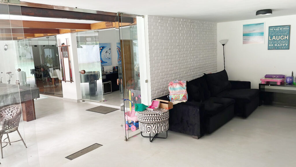 Casa a venda no Alto de Pinheiros, 460m² com 4 dormitórios (4 suítes) e 6 vagas de garagem.
