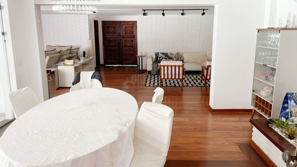 Casa a venda no Alto de Pinheiros, 460m² com 4 dormitórios (4 suítes) e 6 vagas de garagem.