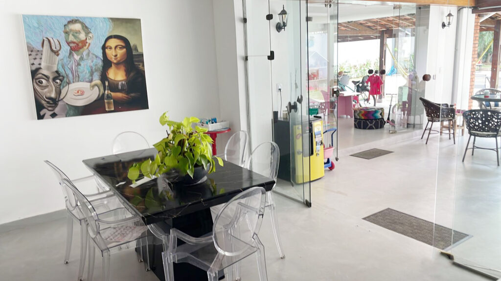 Casa a venda no Alto de Pinheiros, 460m² com 4 dormitórios (4 suítes) e 6 vagas de garagem.