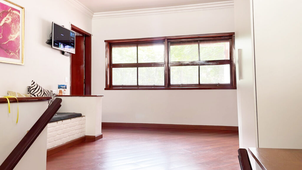 Casa a venda no Alto de Pinheiros, 460m² com 4 dormitórios (4 suítes) e 6 vagas de garagem.