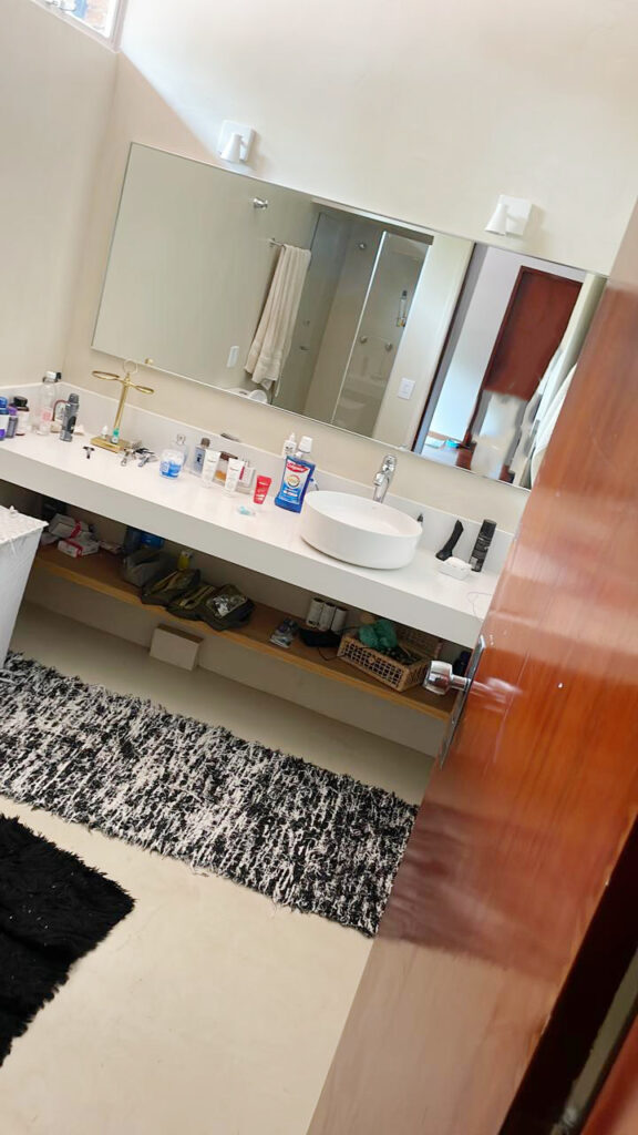 Casa a venda no Alto de Pinheiros, 460m² com 4 dormitórios (4 suítes) e 6 vagas de garagem.