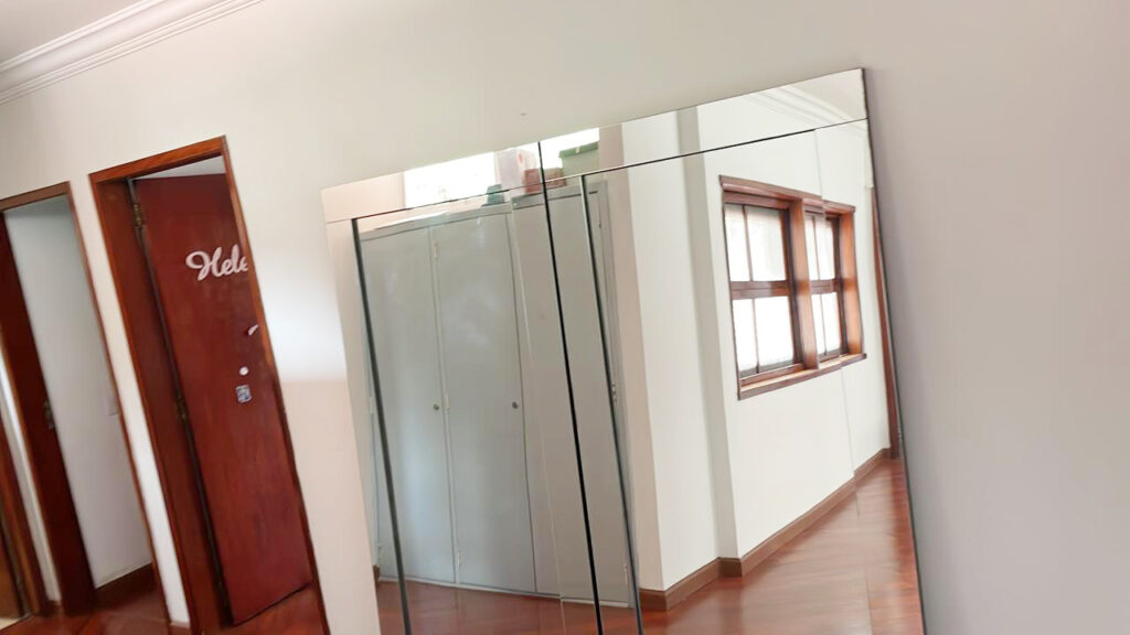 Casa a venda no Alto de Pinheiros, 460m² com 4 dormitórios (4 suítes) e 6 vagas de garagem.