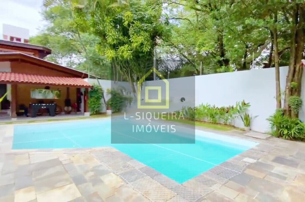 Casa a venda no Alto de Pinheiros, 460m² com 4 dormitórios (4 suítes) e 6 vagas de garagem.