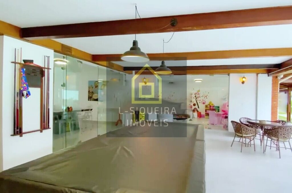 Casa a venda no Alto de Pinheiros, 460m² com 4 dormitórios (4 suítes) e 6 vagas de garagem.
