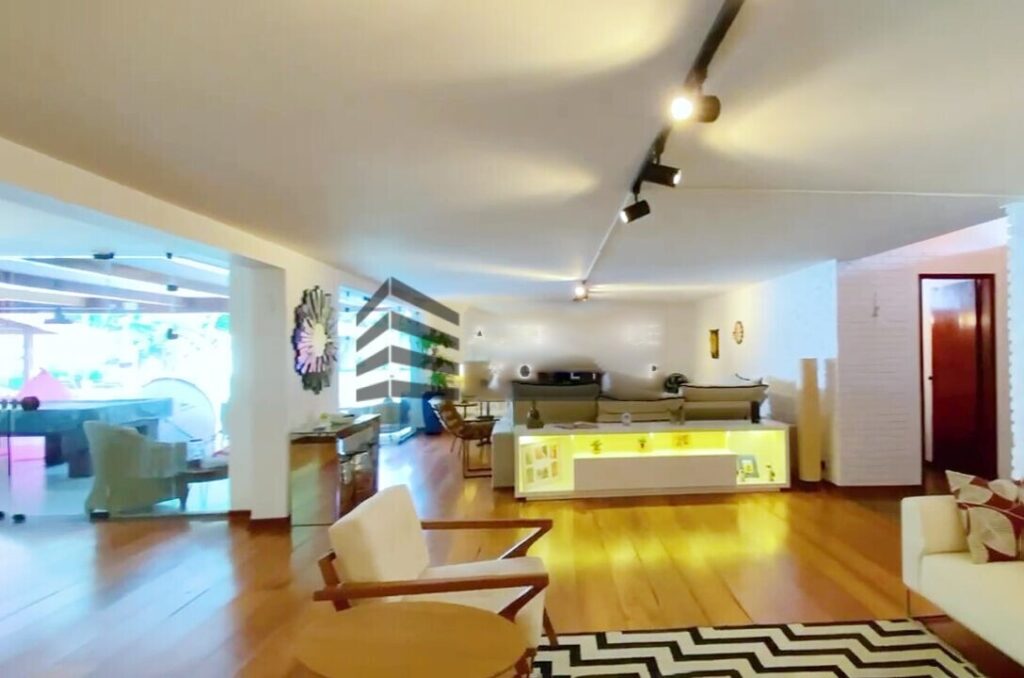 Casa a venda no Alto de Pinheiros, 460m² com 4 dormitórios (4 suítes) e 6 vagas de garagem.